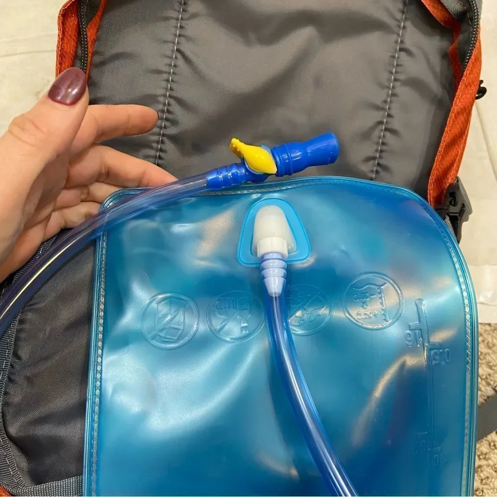 New without tags WORLD FAMOUS SPORTS® AMERICAN OUTBACK ACTION 12 HYDRATION PACK‎